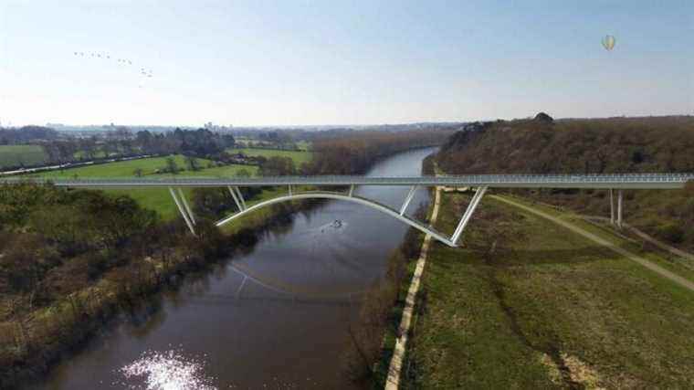 Construction of the Château-Gontier-sur-Mayenne viaduct completed in May, commissioning in September