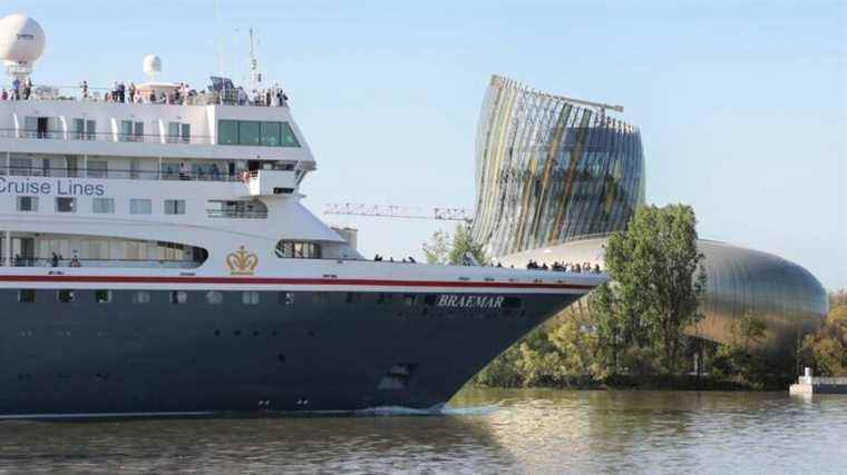 Cruise ships and their tourists back in Bordeaux