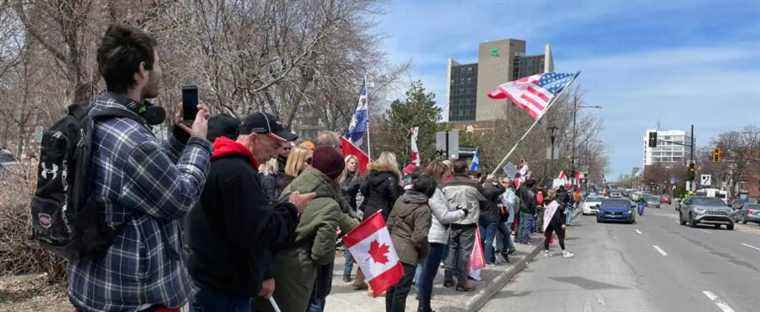 Dozens of demonstrators for the convoy in Montreal