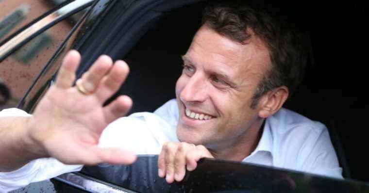 Emmanuel Macron: His hairy chest inspires a politician for a daring tribute!