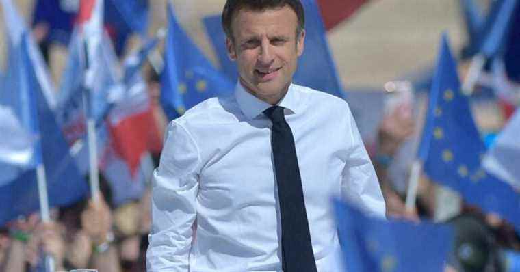 Emmanuel Macron, open shirt and hairy chest: behind the scenes of his meeting in Marseille… Brigitte in the background