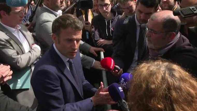 Emmanuel Macron’s gestures to seduce left-wing voters