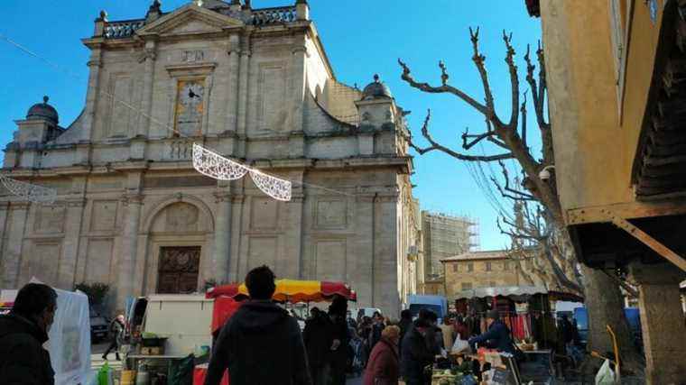 Foreign tourists returning to Isle-sur-la-Sorgue