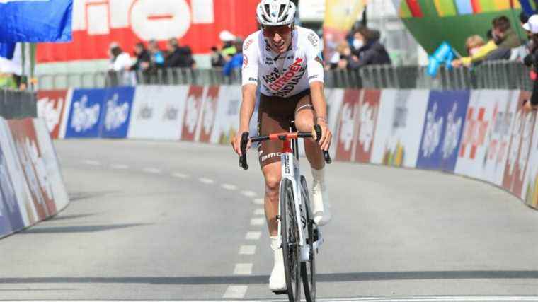 Frenchman Geoffrey Bouchard wins the first stage, Romain Bardet third