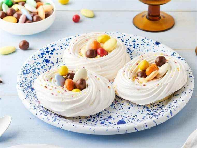 Here is the recipe of the week: Baby pavlovas