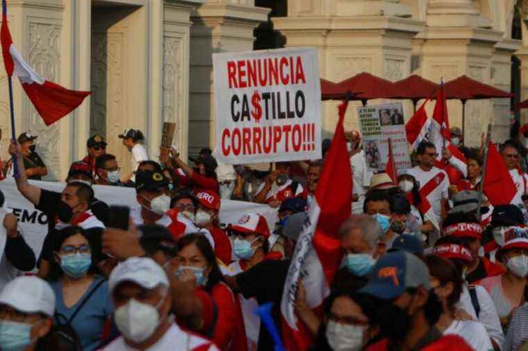 Hundreds of Peruvians demand the president’s resignation