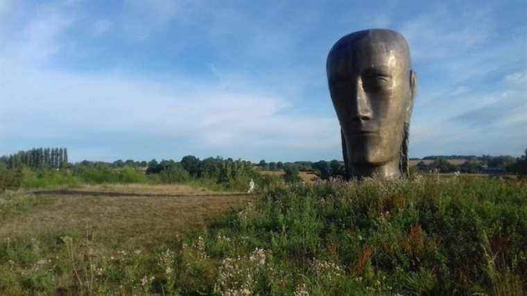 IN PICTURES – The huge sculpture The Prophet by Louis Derbré left Ernée to be installed in Deauville