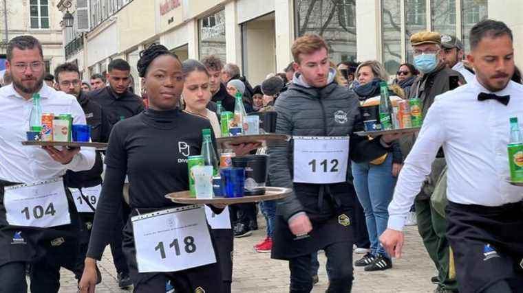 IN PICTURES – the first race for girls and waiters in Orléans