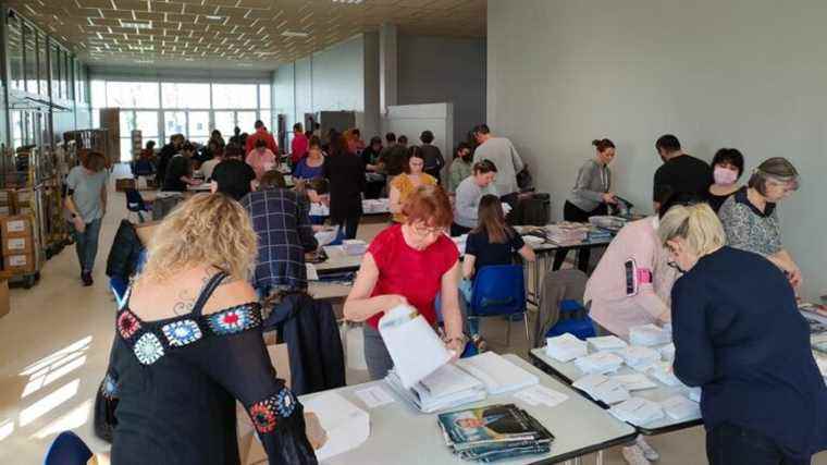 In Châteauroux, municipal officials have enveloped the electoral material