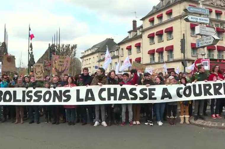 In Compiègne, 500 people and candidate Yannick Jadot demonstrate against hunting with hounds