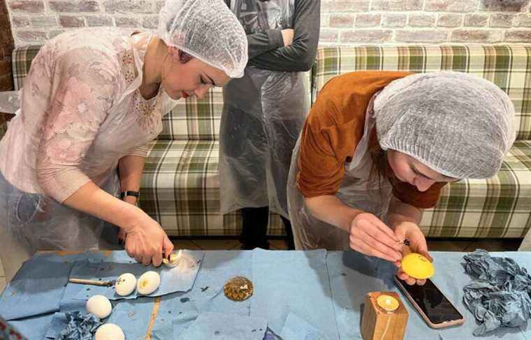 In Lviv, displaced people decorate Easter eggs for soldiers at the front