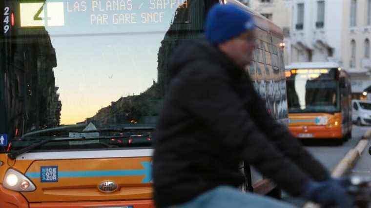 In Nice, a biker dies following an accident with a bus