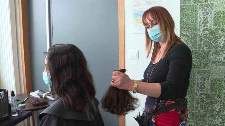 In Pontivy, student nurses donate their hair for cancer patients