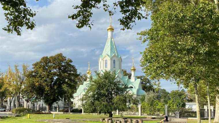 In Strasbourg, “Z” tagged in red paint at the entrance to the Russian Orthodox Church