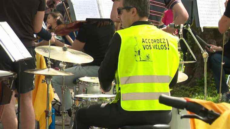 In the Alps, a symphony orchestra makes its bicycle tour to preserve the planet