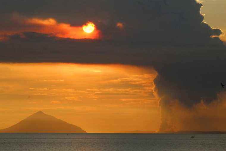 Indonesia |  Anak Krakatoa volcano erupting, ash cloud 3 km high