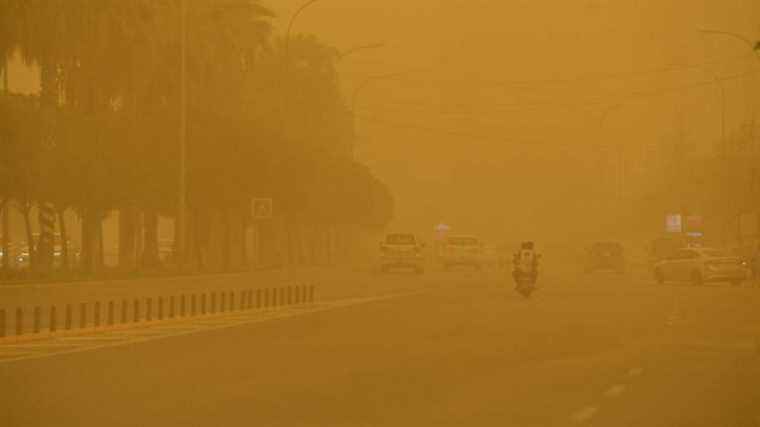 Iraq caught in a dust storm, dozens of hospitalizations for respiratory problems