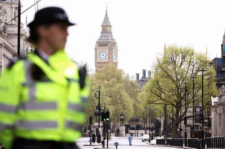 Knife-wielding man attacks police in London