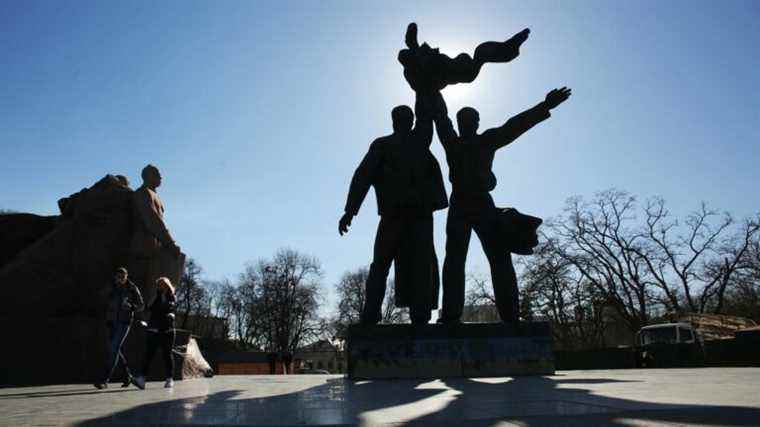 Kyiv City Hall demolishes historical monument dedicated to Ukrainian-Russian friendship