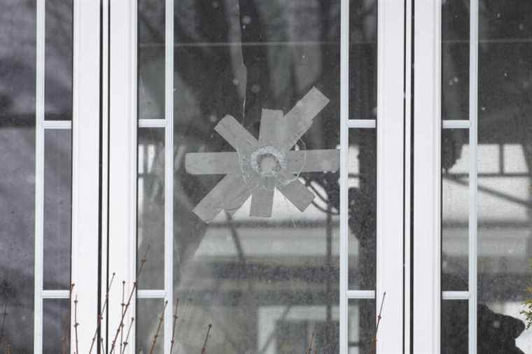 Laval |  Bullets smash the window of a residence