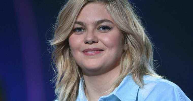 Louane in a bra and mini-skirt with sequins, the simply breathtaking singer