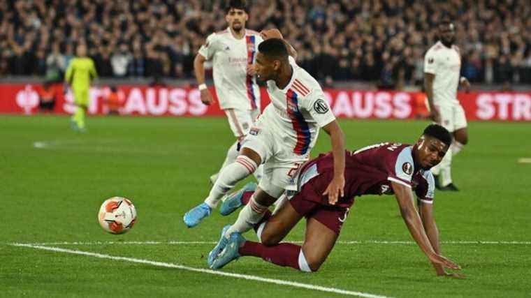 Lyon held in check by West Ham despite their numerical superiority in the quarter-final first leg (1-1)