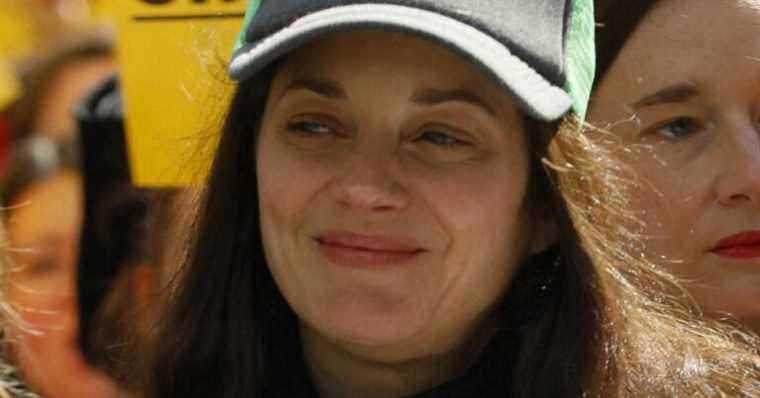 Marion Cotillard: Cap on her head and raised fist … The actress mobilized during a demonstration