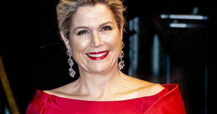 Maxima of the Netherlands: Bare shoulders and sumptuous earrings, the queen captivates