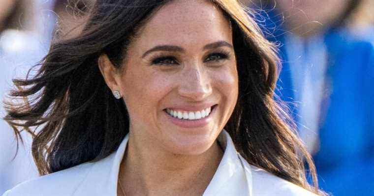 Meghan Markle in the Netherlands: she offers her coat for more than 3,700 euros to a mother in distress