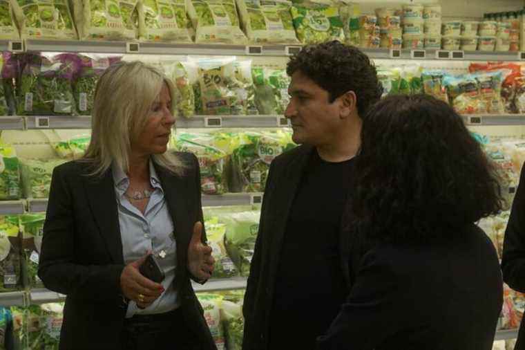 Michelin-starred chef Mauro Colagreco promotes seasonal products in the fruit and vegetable section of a Mandelieu hypermarket