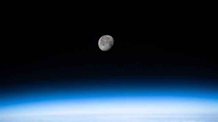 NASA offers the public to go around the Moon by writing the names of passengers on a hard disk placed in orbit