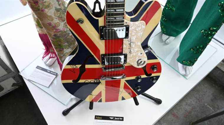 Oasis Breakup Guitar Up For Auction