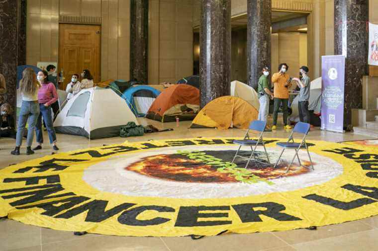 Occupation at the University of Montreal |  UdeM will present a plan to get out of fossil fuels no later than 2025