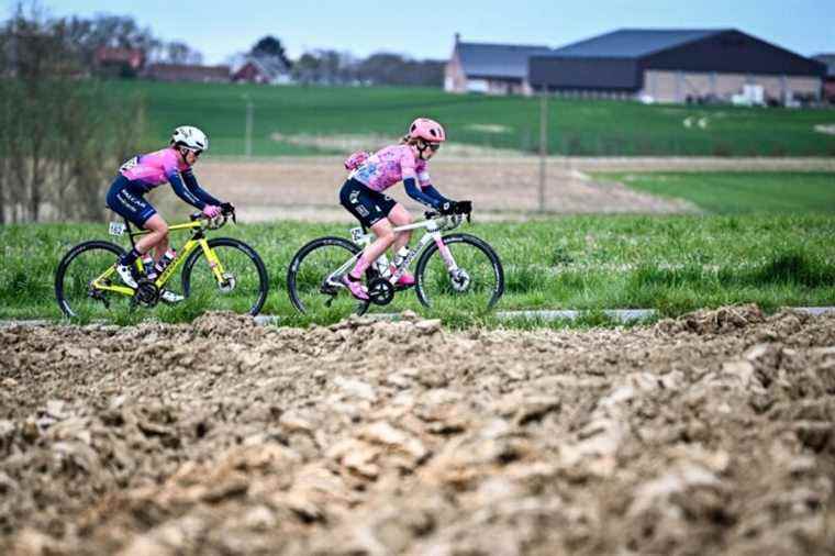 Olivia Baril helps her teammates during the Tour of Flanders