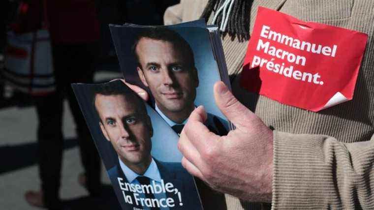 On the Château-Gontier market, Emmanuel Macron’s supporters flirt with left-wing voters