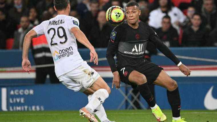 PSG plays against Angers its first match point