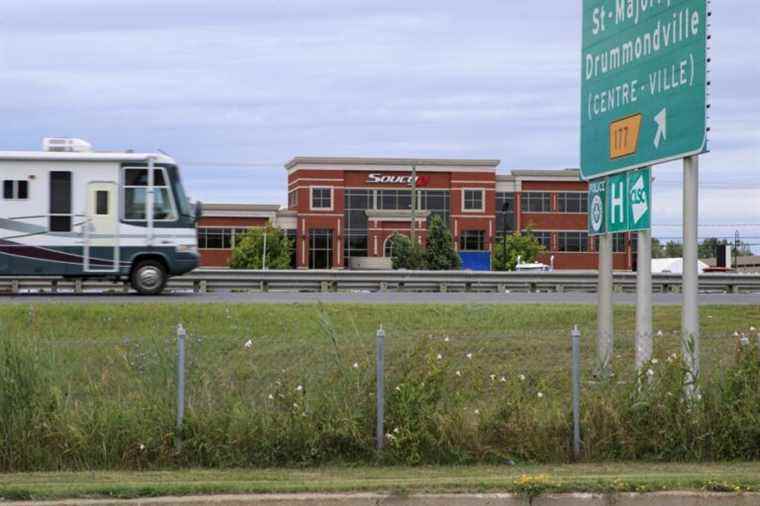 Pavement subsidence risk |  Highway 20 closed in Drummondville