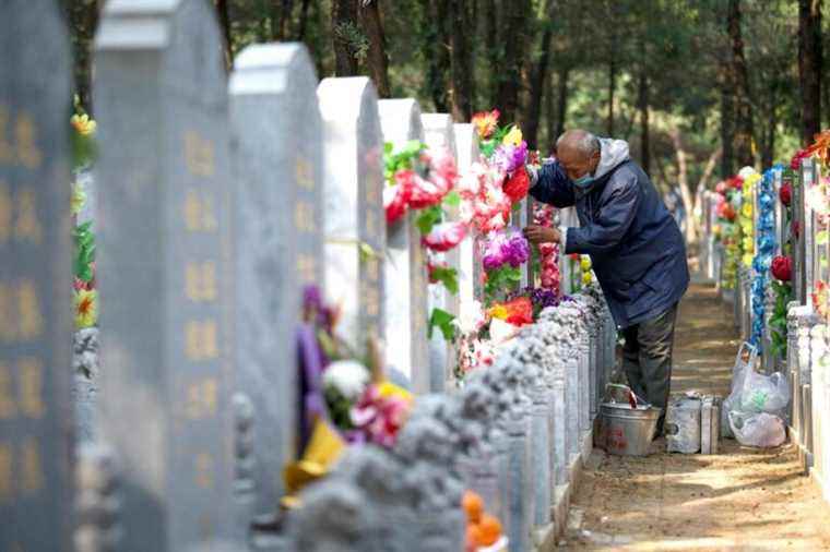 Qingming Festival |  Chinese people visit the graves of their ancestors