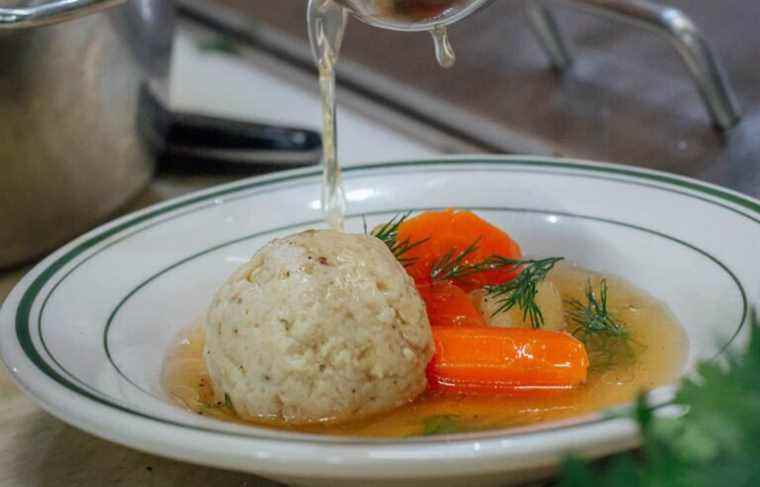 Recipe for soup with “metzah balls”