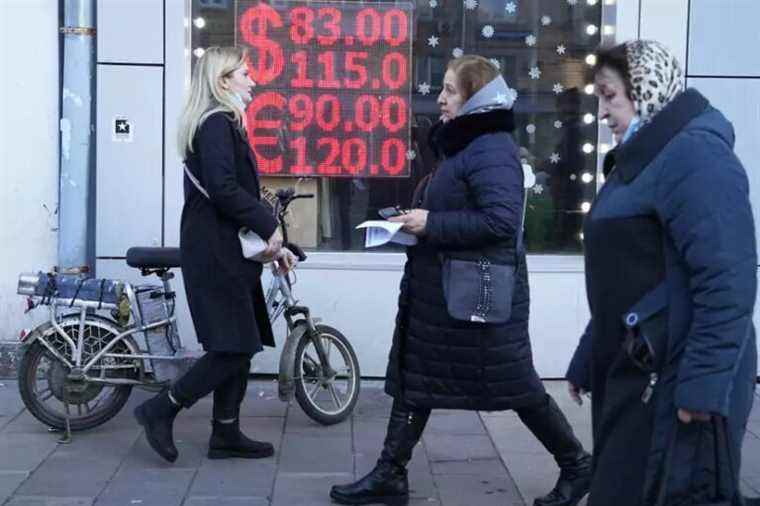 Russia repays part of its debts in dollars