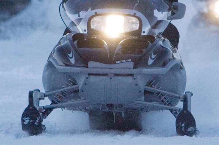 Saguenay–Lac-Saint-Jean |  A snowmobiler is struck to death while crossing Highway 155