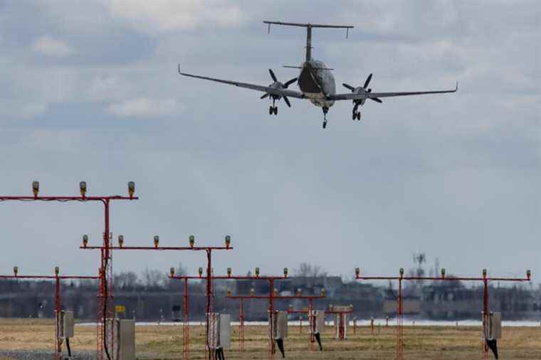 Saint-Hubert Airport |  Changing of the guard under tension