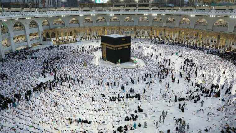 Saudi Arabia allows 1 million pilgrims to Mecca