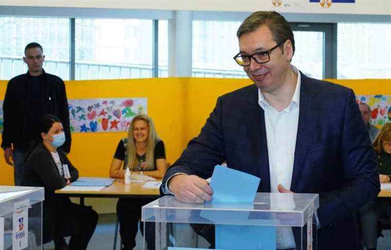 Serbs vote in shadow of war in Ukraine