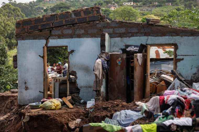 South Africa |  Rain impedes rescue after deadly floods