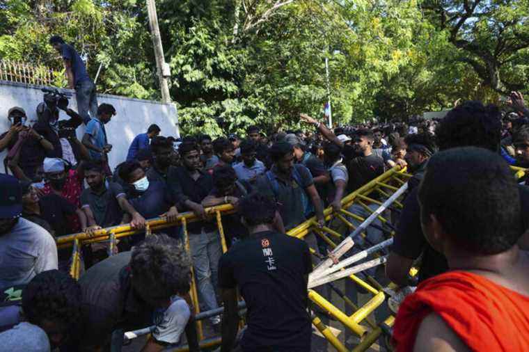 Sri Lankan |  Crowd of protesters outside the Prime Minister’s residence