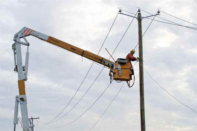 Strong winds deprive more than 120,000 homes of electricity