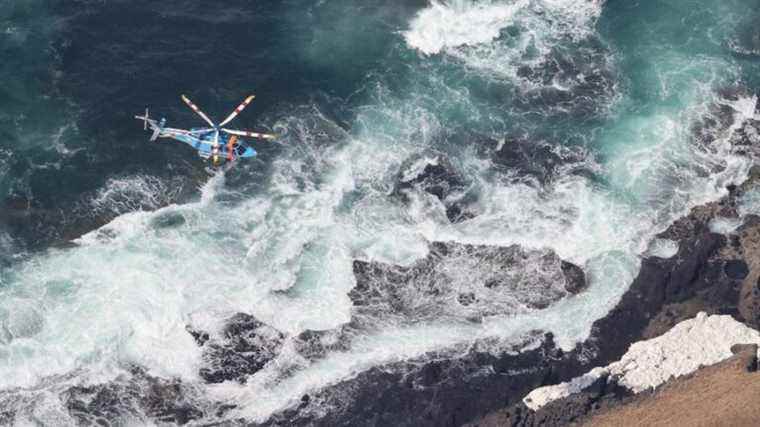 Ten dead and sixteen missing in the sinking of a tourist boat in Japan