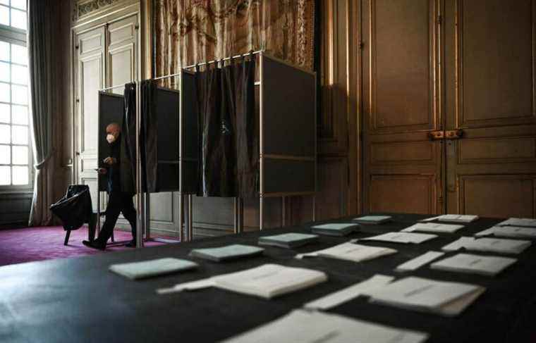 The French in the voting booth for a first round full of uncertainties