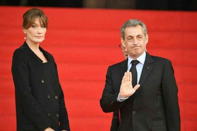 The enormous chocolate Easter egg offered to Giulia by Nicolas Sarkozy and Carla Bruni!